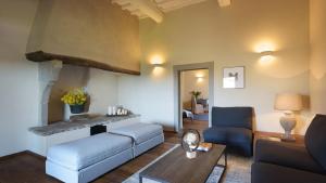 A bed or beds in a room at CA MAGGIORE 10&2, Emma Villas