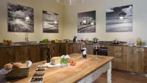 A kitchen or kitchenette at CA MAGGIORE 10&2, Emma Villas