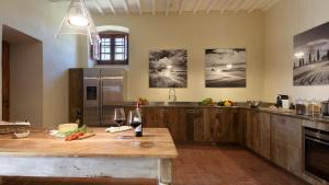 A kitchen or kitchenette at CA MAGGIORE 10&2, Emma Villas