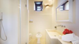 A bathroom at CA MAGGIORE 10&2, Emma Villas
