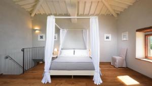 A bed or beds in a room at CA MAGGIORE 10&2, Emma Villas