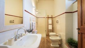 A bathroom at CA MAGGIORE 10&2, Emma Villas