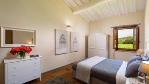A bed or beds in a room at CA MAGGIORE 10&2, Emma Villas