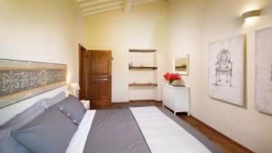 A bed or beds in a room at CA MAGGIORE 10&2, Emma Villas