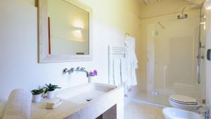 A bathroom at CA MAGGIORE 10&2, Emma Villas