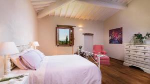 A bed or beds in a room at CA MAGGIORE 10&2, Emma Villas