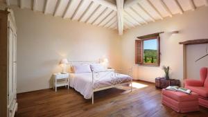 A bed or beds in a room at CA MAGGIORE 10&2, Emma Villas Még 37 kép