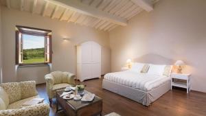 A bed or beds in a room at CA MAGGIORE 10&2, Emma Villas