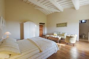A bed or beds in a room at CA MAGGIORE 10&2, Emma Villas
