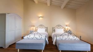 A bed or beds in a room at CA MAGGIORE 10&2, Emma Villas