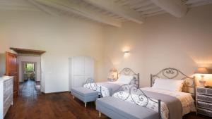 A bed or beds in a room at CA MAGGIORE 10&2, Emma Villas