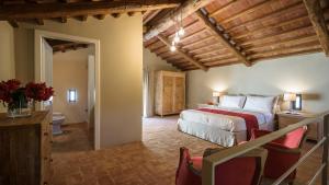 A bed or beds in a room at CA MAGGIORE 10&2, Emma Villas