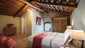 A bed or beds in a room at CA MAGGIORE 10&2, Emma Villas