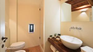 A bathroom at CA MAGGIORE 10&2, Emma Villas
