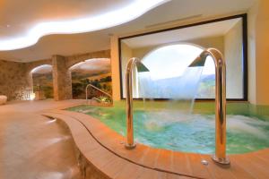 Bazén v ubytování Abbazia Collemedio Resort & Spa nebo v jeho okolí