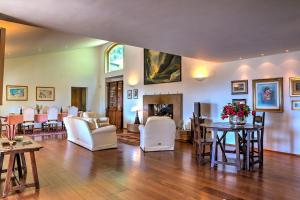 Imagen de la galería de Casa Degli Oleandri 8, Emma Villas, en Foligno