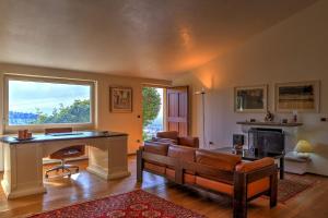 a living room with a couch and a desk at Casa Degli Oleandri 8, Emma Villas in Foligno