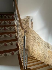 una escalera en una casa con una pared de piedra en CASA LA ABUELA, en Olocau del Rey