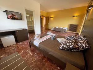 ガリポリにあるDimora Cassiopeaのベッドルーム1室(大型ベッド1台、枕付)