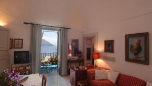 sala de estar con vistas al océano en CASA MARIA 6&2, Emma Villas, en Positano