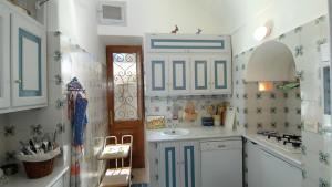 ポジターノにあるCASA MARIA 6&2, Emma Villasのシンクとカウンターのある小さなキッチン