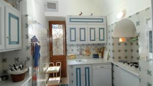 una pequeña cocina con fregadero y encimera en CASA MARIA 6&2, Emma Villas, en Positano