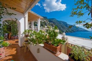 d'un balcon avec des plantes et une vue sur l'océan. dans l'établissement CASA NOEMI 4&2, Emma Villas, à Positano