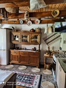 Virtuvė arba virtuvėlė apgyvendinimo įstaigoje Casa Livada Bunicii