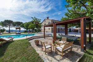 une cour avec un kiosque et une piscine dans l'établissement CASALE BONAVENTURA 8, Emma Villas, à Ostra