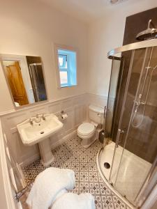 y baño con ducha, lavabo y aseo. en Self Contained Guest suite 2 - Weymouth en Weymouth