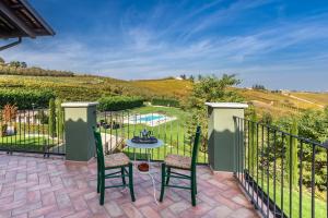 Gallery image of Casale Dell'acero Rosso 10, Emma Villas in Canelli