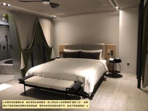 Uma cama ou camas num quarto em Birdman Motel