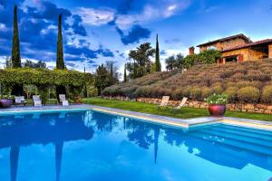 una piscina di fronte a una casa di CASALE DELLE LAVANDE 10, Emma Villas a Todi