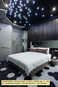 Uma cama ou camas num quarto em Birdman Motel