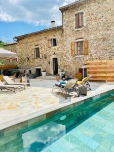 une maison avec une piscine en face d'un bâtiment dans l'établissement MAS ELENA, à Générargues