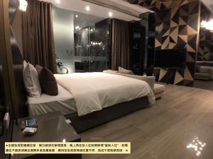 Uma cama ou camas num quarto em Birdman Motel