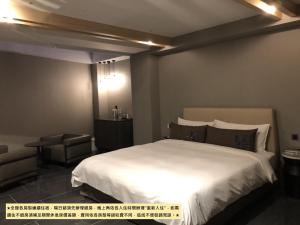 Uma cama ou camas num quarto em Birdman Motel