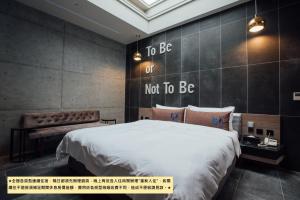Uma cama ou camas num quarto em Birdman Motel