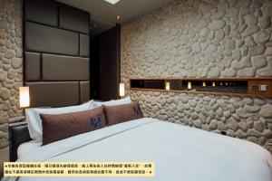Uma cama ou camas num quarto em Birdman Motel