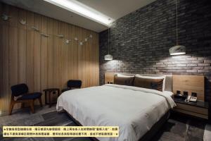 Uma cama ou camas num quarto em Birdman Motel