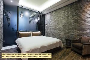 Uma cama ou camas num quarto em Birdman Motel