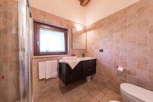Phòng tắm tại CASALE ROSY 6&2, Emma Villas +31 ảnh