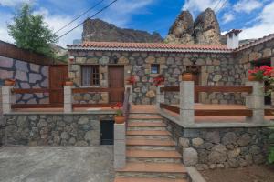 une maison en pierre avec des escaliers menant à une porte. dans l'établissement Casa Rural Ayacata, à San Bartolomé
