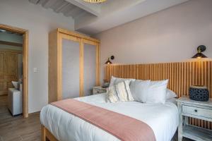 1 dormitorio con 1 cama grande y cabecero de madera en Casa Pandurata Luxury Apartments in Centro, San Miguel de Allende en San Miguel de Allende