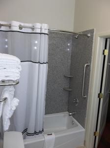 Ett badrum på Quality Inn & Suites Victoria East