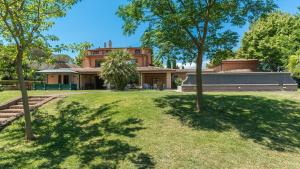 una casa con alberi di fronte a un cortile di Country House Montepietraia E San Martino 18, Emma Villas a Sutri