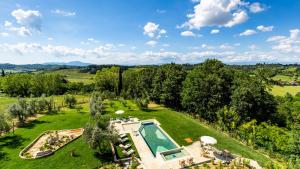 - une vue aérienne sur un domaine avec une piscine dans l'établissement DIMORA SAN GERMANO 14, Emma Villas, à San Miniato