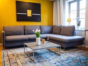 a living room with a couch and a coffee table at Swebenhus boven - 4 Sterne-Appartement in Plau am See