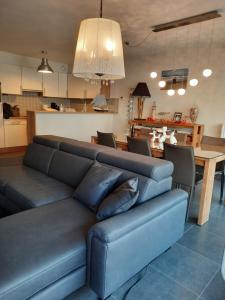 un soggiorno con divano e una sala da pranzo di Nieuwbouwappartement met zeezicht in Koksijde bad a Koksijde