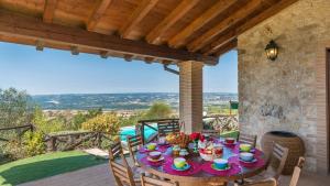 A balcony or terrace at IL CASALE DEL NONNO 8&2 Emma Villas